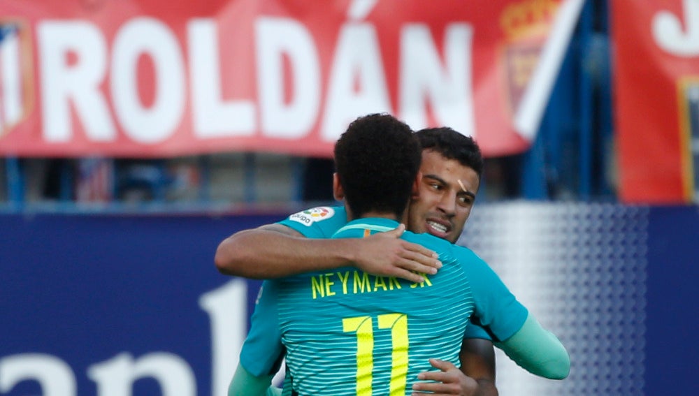 Rafinha, abrazado a Neymar tras marcar un gol