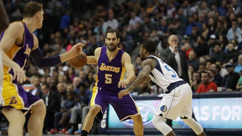 Jos&eacute; Manuel Calder&oacute;n, durante un partido con los Lakers