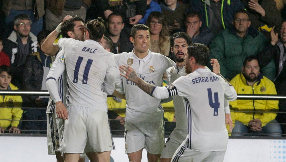 Los jugadores del Real Madrid celebran el gol de Morata contra el Villarreal