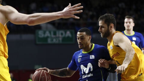 Edwin Jackson intenta entrar a canasta ante la defensa de Perperoglou