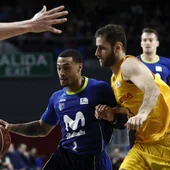 Edwin Jackson intenta entrar a canasta ante la defensa de Perperoglou Edwin Jackson intenta entrar a canasta ante la defensa de Perperoglou