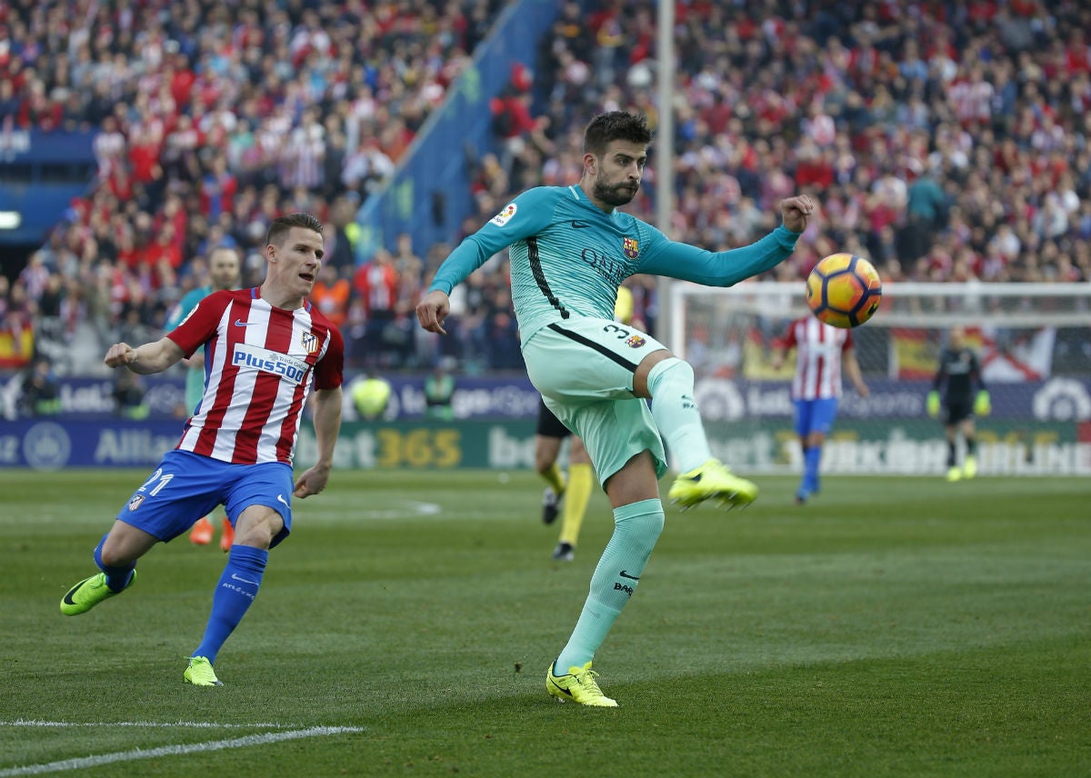 Gerard Piqué vuelve a la carga contra los arbitrajes: "Contra los mismos equipos, ocho puntos y tal" Gerard Piqué vuelve a la carga contra los arbitrajes: "Contra los mismos equipos, ocho puntos y tal"