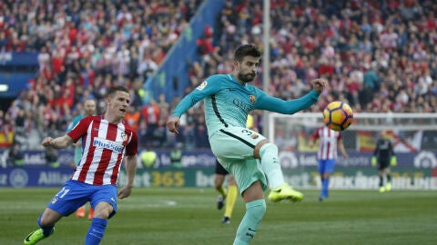 Piqu&eacute; despeja un bal&oacute;n ante la presi&oacute;n de Gameiro