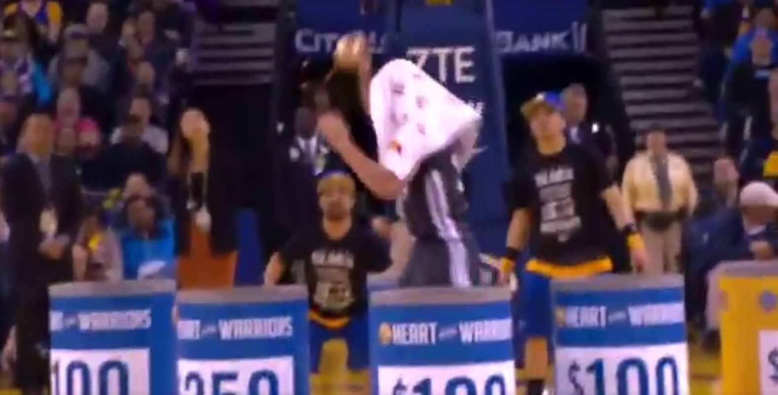 Stephen Curry hace trampas para ayudar a una aficionada a ganar 5.000 dólares Stephen Curry hace trampas para ayudar a una aficionada a ganar 5.000 dólares