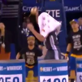 Curry ayuda a una fan Curry ayuda a una fan