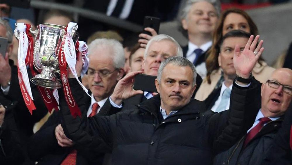 Jose Mourinho, con la League CUP.
