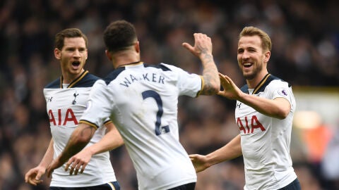 Harry Kane, celebra un gol junto a sus compa&ntilde;eros