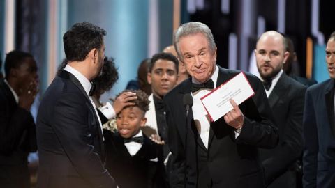 Warren Beatty anuncia el error al entregar el Oscar a la mejor pel&iacute;cula