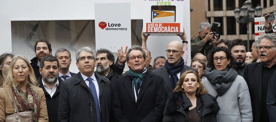 Comitiva que acompaña a Homs a declarar Comitiva que acompaña a Homs a declarar