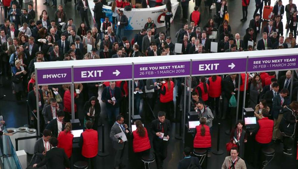 Varios congresistas hacen colas a la entrada del Mobile World Congress (MWC)