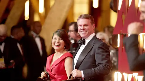 Martha Ruiz y Brian Cullinan, encargados de custodiar los sobres de los Oscars Martha Ruiz y Brian Cullinan, encargados de custodiar los sobres de los Oscars