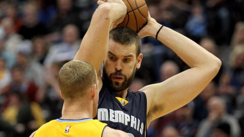 Marc Gasol mantiene el bal&oacute;n ante la defensa de Plumlee