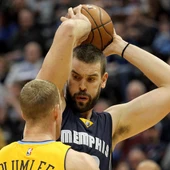 Marc Gasol mantiene el balón ante la defensa de Plumlee Marc Gasol mantiene el balón ante la defensa de Plumlee