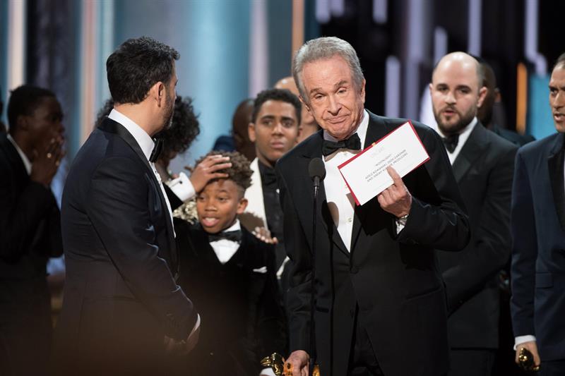 ¿Por qué Warren Beatty llevaba en su mano un sobre que no se correspondía con la categoría que tenía que presentar? ¿Por qué Warren Beatty llevaba en su mano un sobre que no se correspondía con la categoría que tenía que presentar?