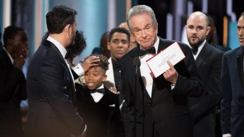 Warren Beatty muestra el resultado del &Oacute;scar a la mejor pel&iacute;cula
