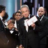 Warren Beatty muestra el resultado del Óscar a la mejor película