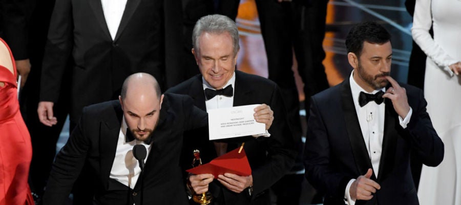 El productor de 'La la land', Jordan Horowitz, enseña la tarjeta en la que aparece 'Moonlight' como Mejor Película, tras el error de Warren Beatty El productor de 'La la land', Jordan Horowitz, enseña la tarjeta en la que aparece 'Moonlight' como Mejor Película, tras el error de Warren Beatty