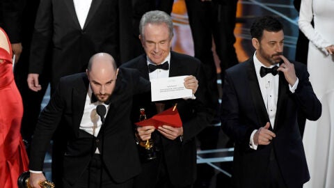 El productor de 'La la land', Jordan Horowitz, ense&ntilde;a la tarjeta en la que aparece 'Moonlight' como Mejor Pel&iacute;cula, tras el error de Warren Beatty