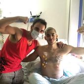 Dani Rovira posa con Pablo Ráez en el hospital
