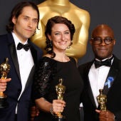 Jeremy Kleiner, Adele Romanski, y el director Barry Jenkins, sostienen el Óscar a Mejor Película por 'Moonlight'