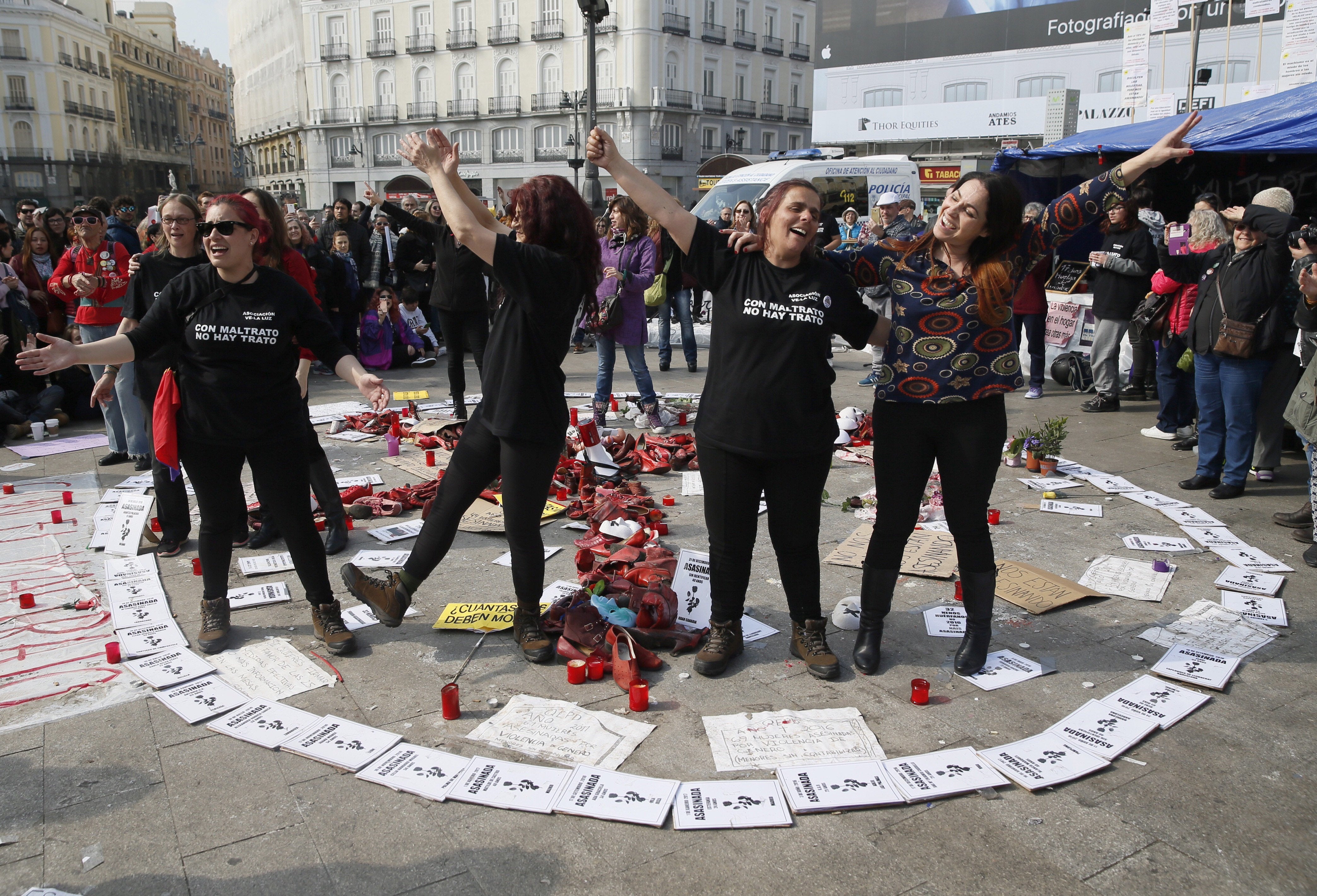 La Policía multa a las mujeres en huelga de hambre en Sol por instalar una carpa La Policía multa a las mujeres en huelga de hambre en Sol por instalar una carpa