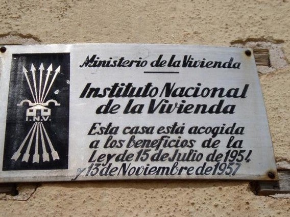 Barcelona prevé retirar las últimas placas franquistas en el plazo de un año Barcelona prevé retirar las últimas placas franquistas en el plazo de un año