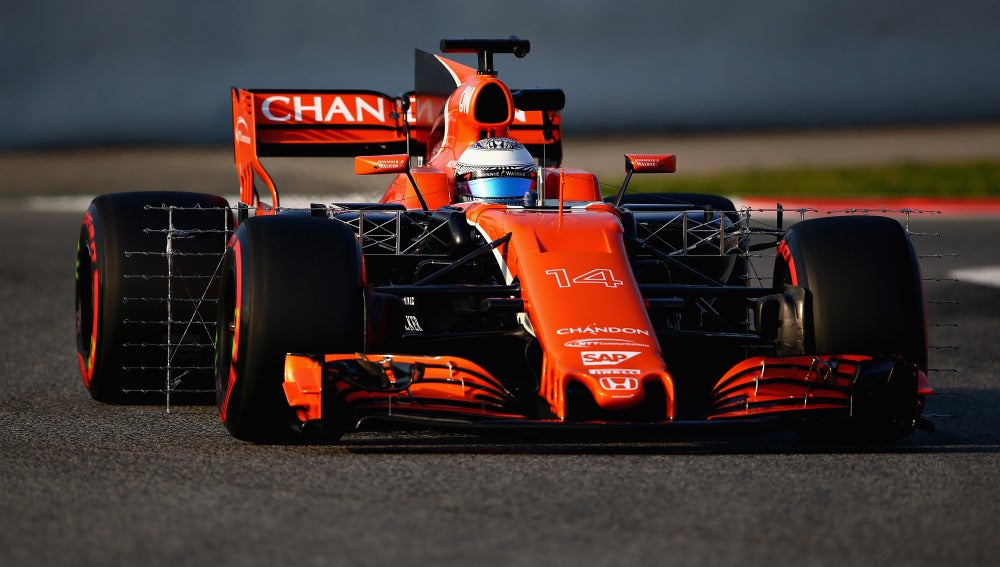 Fernando Alonso rueda con su nuevo McLaren en Montmeló