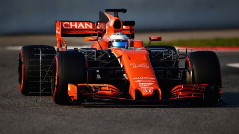 Fernando Alonso rueda con su nuevo McLaren en Montmel&oacute;