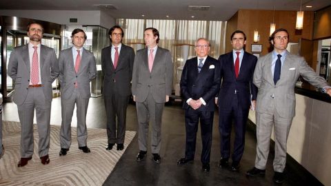 Jos&eacute; Mar&iacute;a Ruiz Mateos, acompa&ntilde;ado de seis de sus hijos en 2011