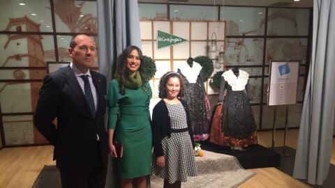 Jos&eacute; M&ordf; Pereda junto a Estefan&iacute;a Climent, Reina de las Fiestas de Castell&oacute;n, y la peque&ntilde;a Berta Monta&ntilde;&eacute;s, Reina Infantil.