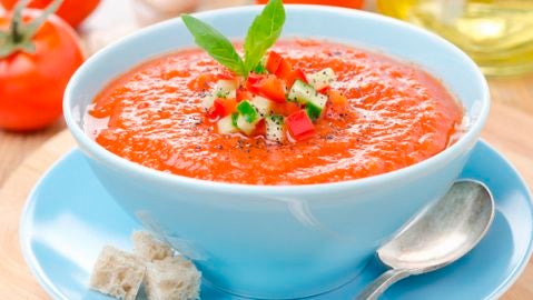 Celebra con tus hijos el D&iacute;a de Andaluc&iacute;a con esta receta saludable de Gazpacho