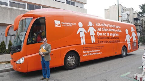 Autob&uacute;s transf&oacute;bico de Hazte Oir
