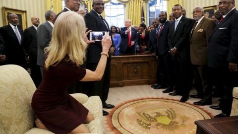 Kellyanne Conway sobre el sof&aacute; tomando una fotograf&iacute;a