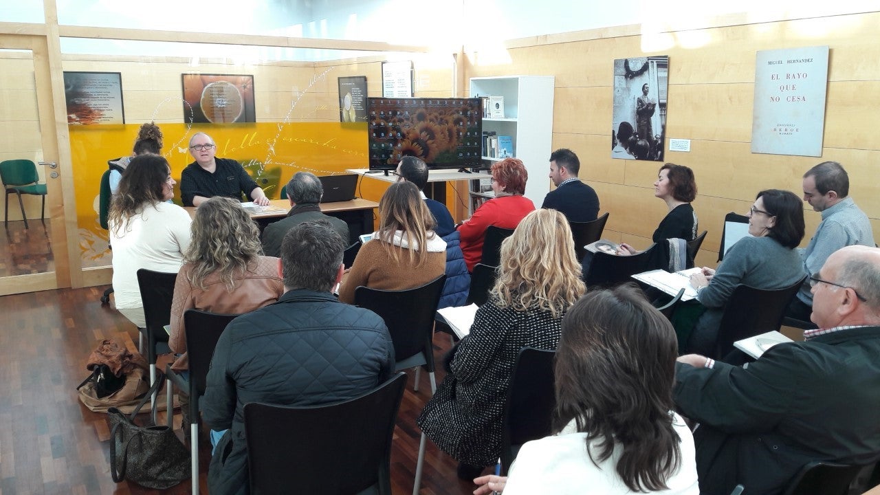 Elche recibe la Senda del Poeta de este año con un recital de poemas de Miguel Hernández Elche recibe la Senda del Poeta de este año con un recital de poemas de Miguel Hernández