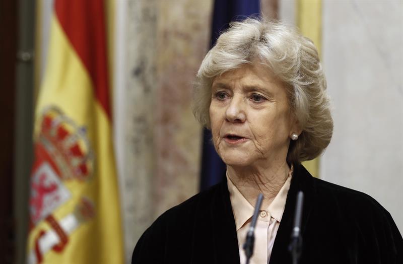 Soledad Becerril, sobre el documento de apoyo al rey Juan Carlos I: "Queremos que las nuevas generaciones valoren esta etapa" Soledad Becerril, sobre el documento de apoyo al rey Juan Carlos I: "Queremos que las nuevas generaciones valoren esta etapa"