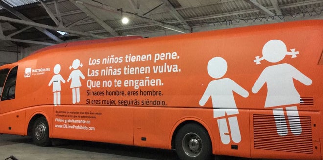 El autobús de Hazte Oír sigue inmovilizado con custodia policial a la espera de que la Fiscalía se pronuncie El autobús de Hazte Oír sigue inmovilizado con custodia policial a la espera de que la Fiscalía se pronuncie