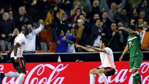Mangala celebra con Parejo el gol del victoria frente al Liegan&eacute;s