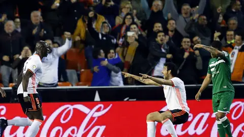 Mangala celebra con Parejo el gol del victoria frente al Lieganés Mangala celebra con Parejo el gol del victoria frente al Lieganés