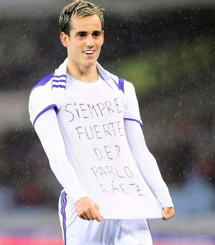Juanmi vio la tarjeta amarilla tras mostrar un mensaje de homenaje a Pablo Ráez Juanmi vio la tarjeta amarilla tras mostrar un mensaje de homenaje a Pablo Ráez