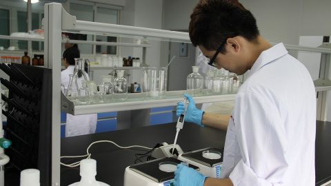 Investigadores en un laboratorio (foto de archivo)