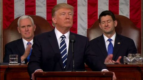 Frame 16.81569 de: Trump planea firmar la nueva versi&oacute;n de su veto migratorio en las pr&oacute;ximas horas
