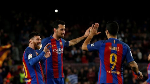 Messi, Busquets y Luis Su&aacute;rez celebran un gol ante el Sporting