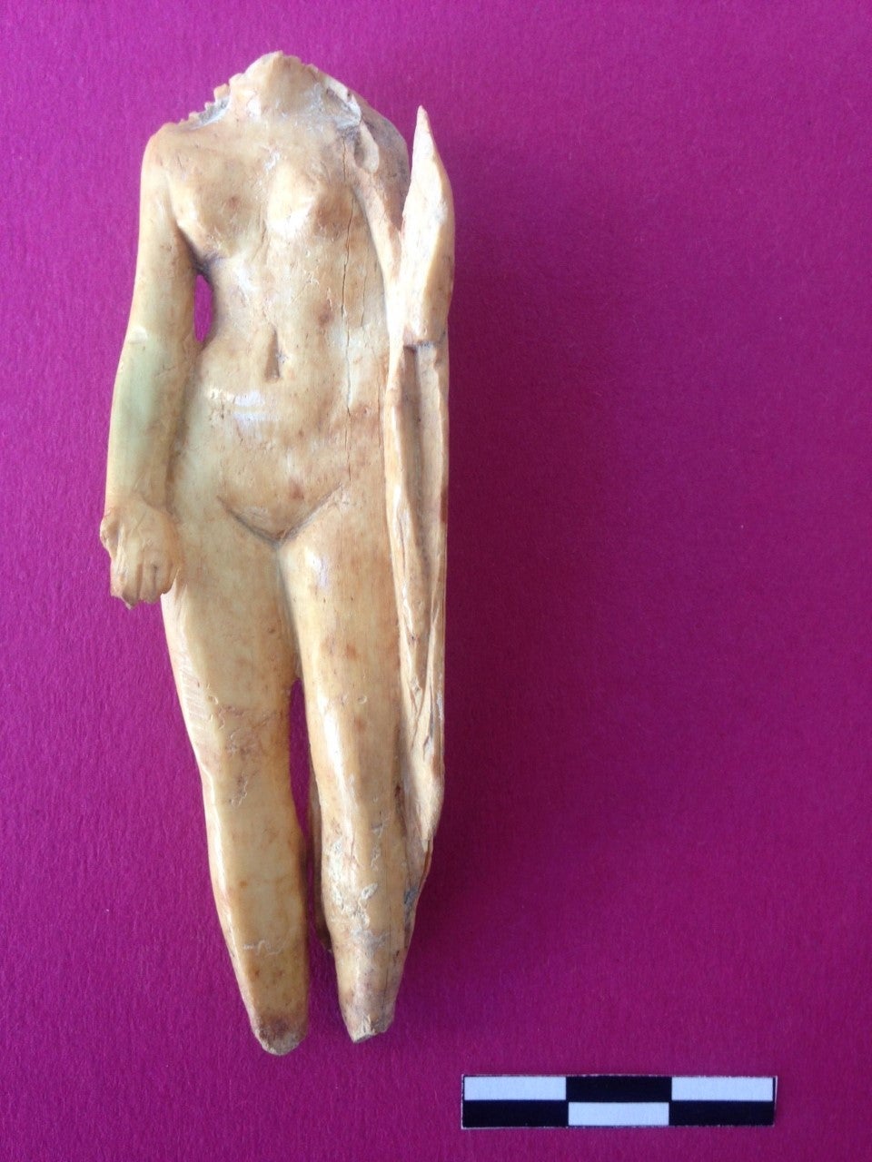Encuentran en el yacimiento de l’Alcudia una pequeña Venus romana hecha en hueso Encuentran en el yacimiento de l’Alcudia una pequeña Venus romana hecha en hueso