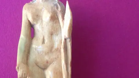 Estatuilla encontrada en el yacimiento de l'Alcudia. Venus romana