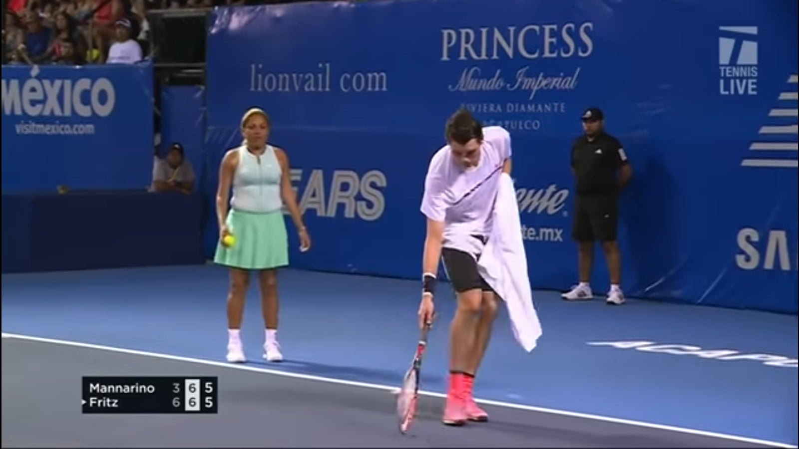 La cruel decisión de una recogepelotas con una polilla en un partido de tenis que no gustó a la grada La cruel decisión de una recogepelotas con una polilla en un partido de tenis que no gustó a la grada