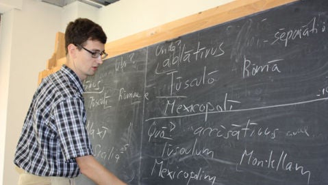 Un alumno en una clase del internado Vivarium Novum