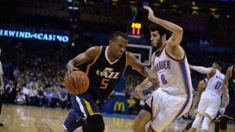 &Aacute;lex Abrines defiende en el partido ante los Jazz