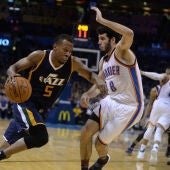 Álex Abrines defiende en el partido ante los Jazz
