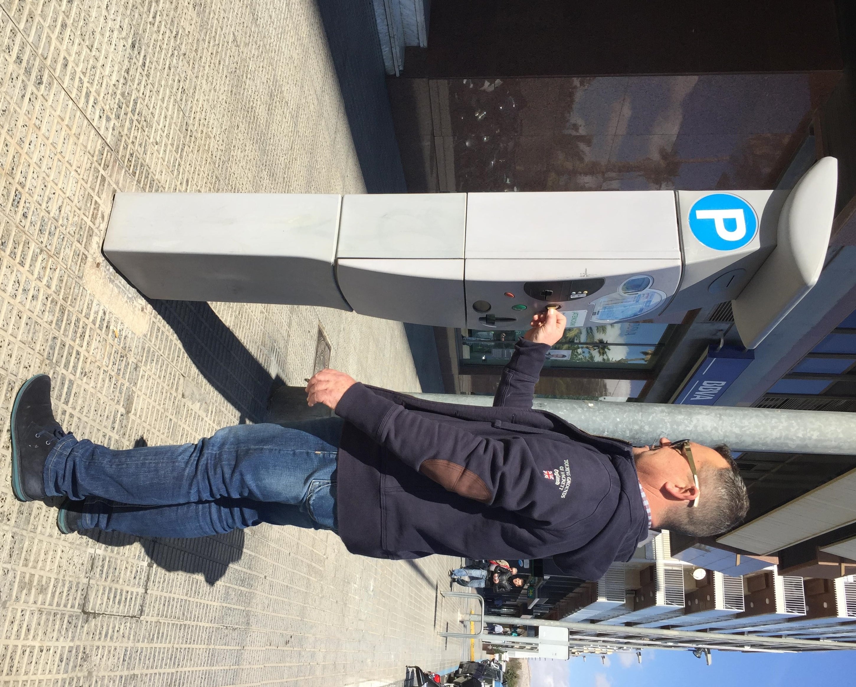 Críticas en Elche porque la grúa municipal arrastra los coches de la ORA que no tienen ticket Críticas en Elche porque la grúa municipal arrastra los coches de la ORA que no tienen ticket