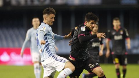 Radoja lucha el bal&oacute;n con Gerard Moreno